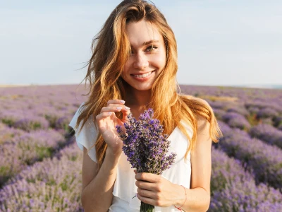 Mujer-en-campo-de-flores