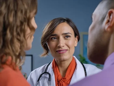 Eine Packung Allegra Allergietabletten vor einem Regal mit anderen Medikamenten.