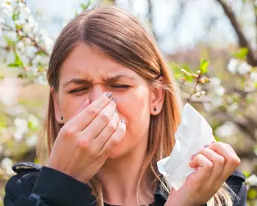Frau die Augentropfen anwendet